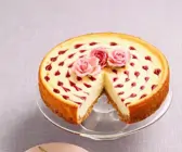 Cremiger Himbeer-Käsekuchen mit Keksboden