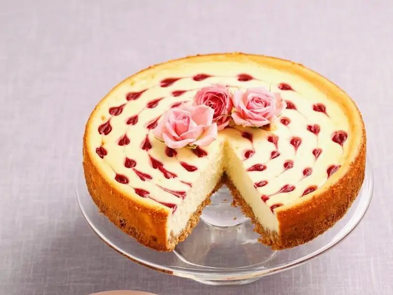 Cremiger Himbeer-Käsekuchen mit Keksboden