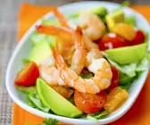 Fruchtiger Salat mit Shrimps und Avocado