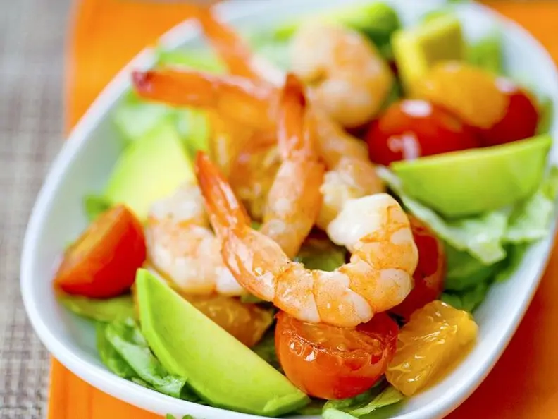 Fruchtiger Salat mit Shrimps und Avocado