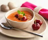Tomatenkaltschale mit Kirschen