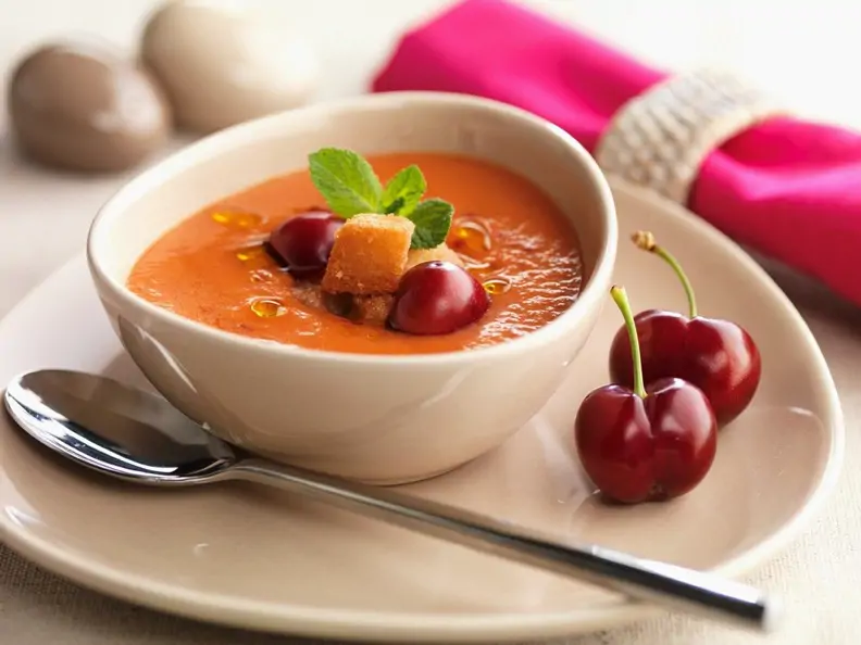 Tomatenkaltschale mit Kirschen