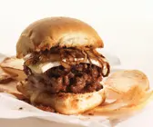 Burger mit Käse und Zwiebeln