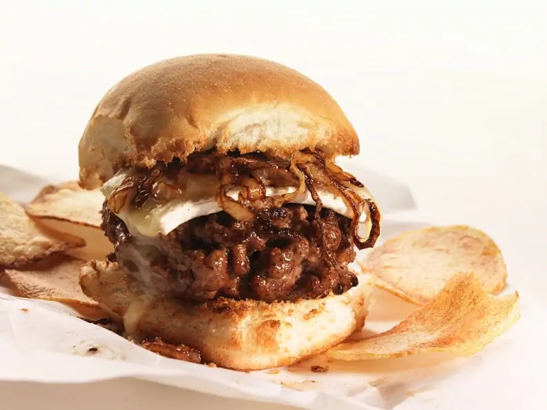 Burger mit Käse und Zwiebeln