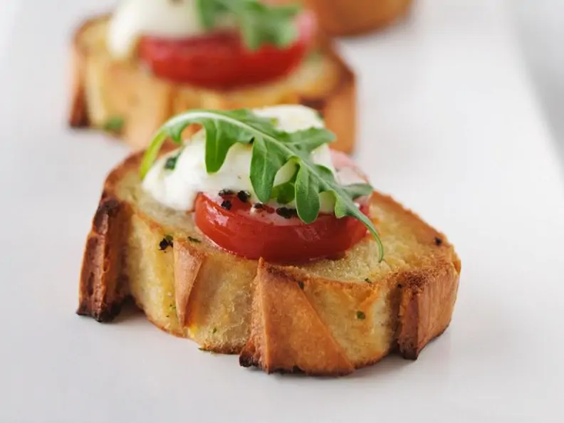 Tomate-Mozzarella auf Röstbrot