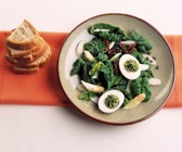 Spinatsalat mit Kräutereiern und Spargel