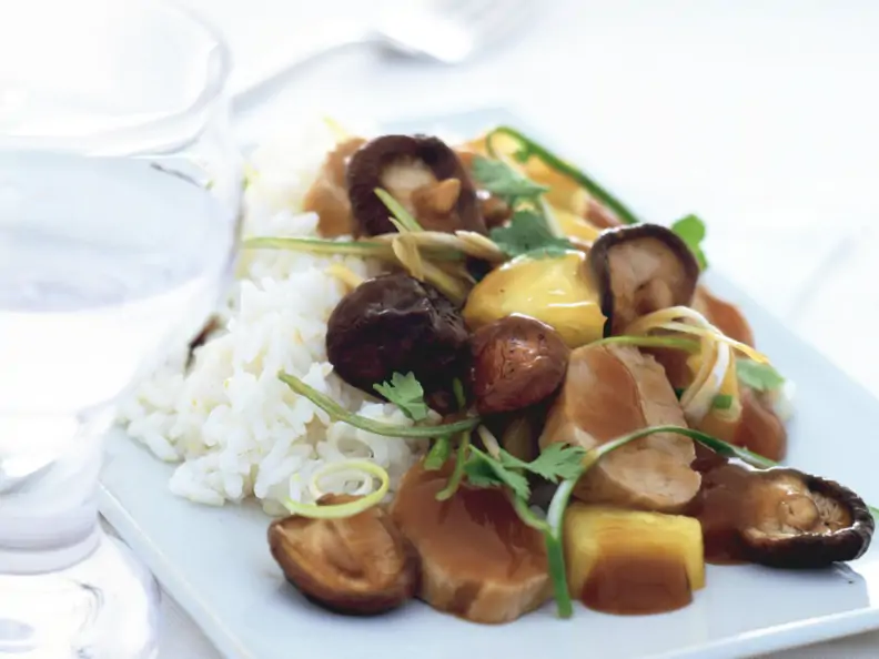 Mariniertes Kalbsfilet mit Ananasgemüse auf asiatische Art