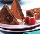 Schokoladenkuchen mit Kirschen