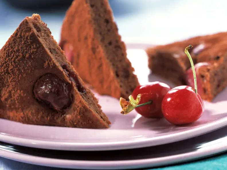 Schokoladenkuchen mit Kirschen