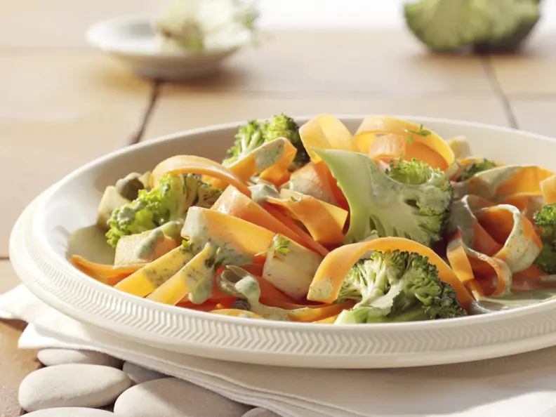 Karotten-Tagliatelle mit Kräutersauce