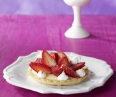 Zitronenpudding-Törtchen mit Erdbeeren