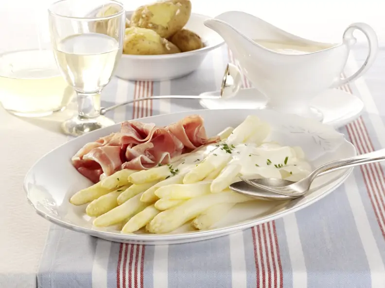 Spargel mit Sauce Hollandaise und Katenschinken