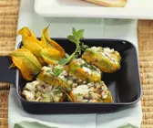 Mit Käse gefüllte Zucchiniblüten