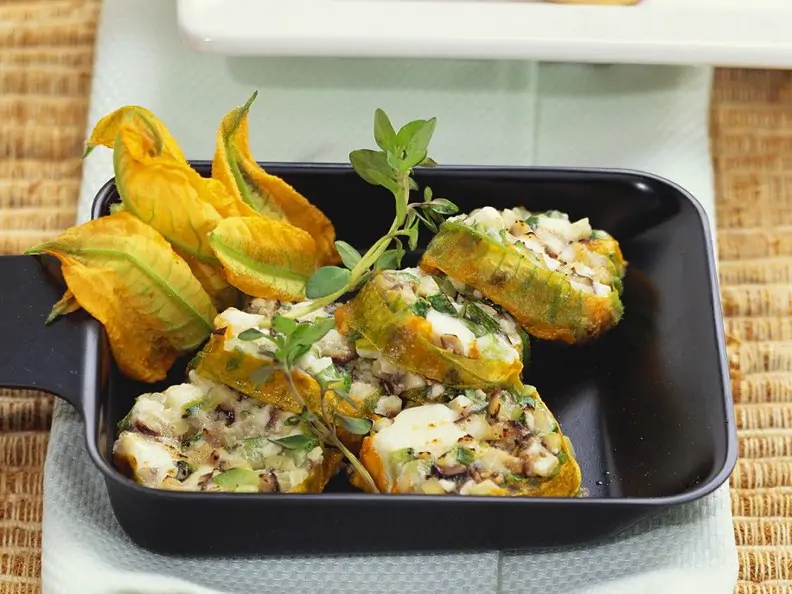 Mit Käse gefüllte Zucchiniblüten