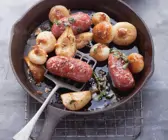 Wurst mit Birnen und Zwiebeln
