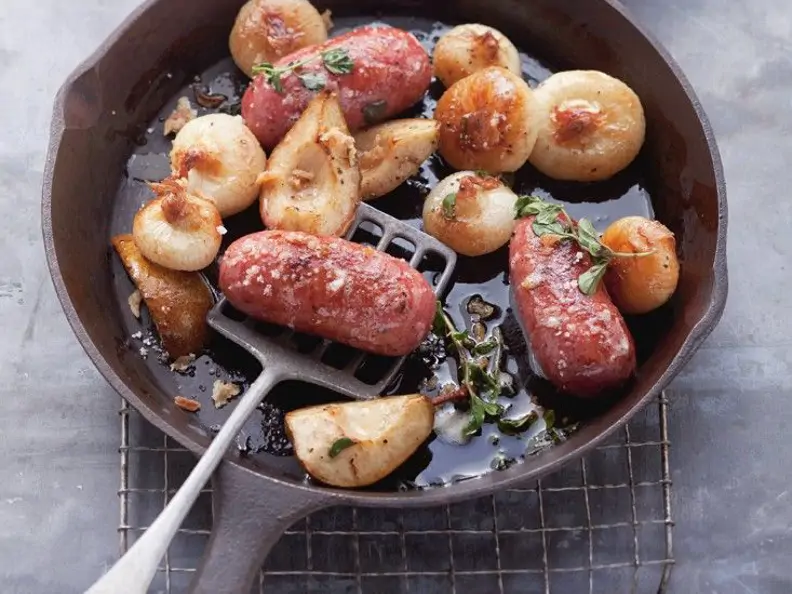 Wurst mit Birnen und Zwiebeln