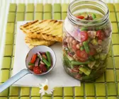 Bunter Gemüsesalat mit grünen Bohnen und Tomaten