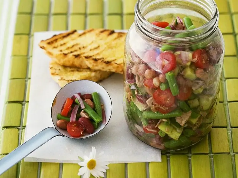 Bunter Gemüsesalat mit grünen Bohnen und Tomaten