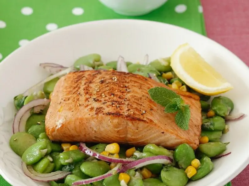 Lachs vom Grill mit mexikanischem Salat