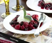 Buttermilch-Pannacotta mit Beeren