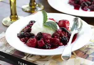 Buttermilch-Pannacotta mit Beeren