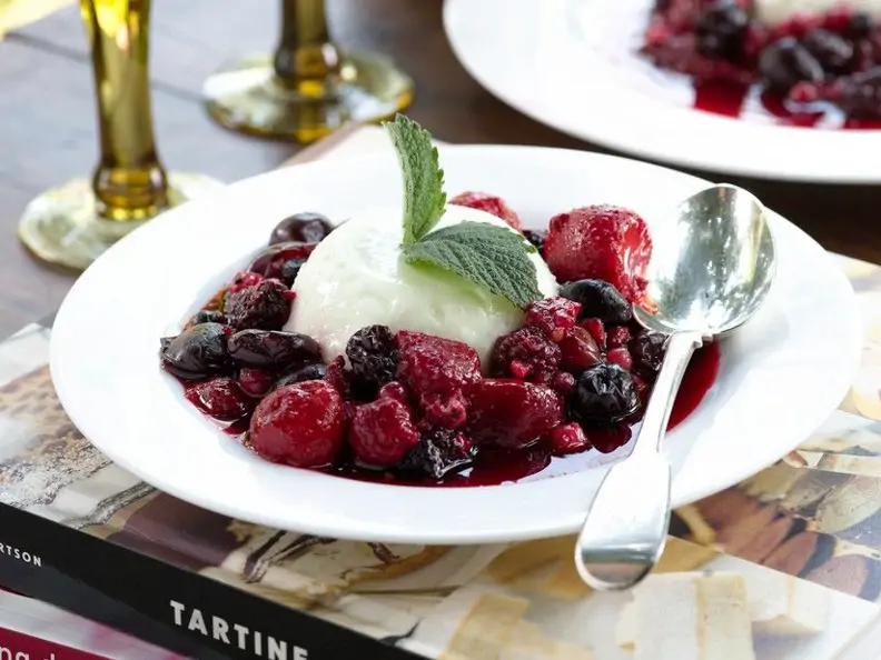 Buttermilch-Pannacotta mit Beeren