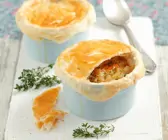 Zwiebelsuppe mit knuspriger Teighaube