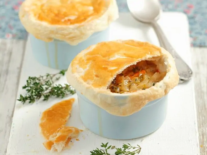 Zwiebelsuppe mit knuspriger Teighaube