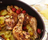 Gebackene Hähnchenkeulen auf Kartoffeln und Trauben
