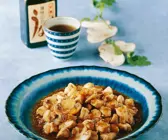 Gebratenes Hähnchen mit Champignons aus dem Wok