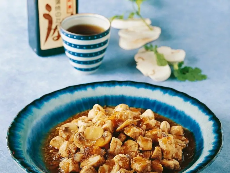 Gebratenes Hähnchen mit Champignons aus dem Wok