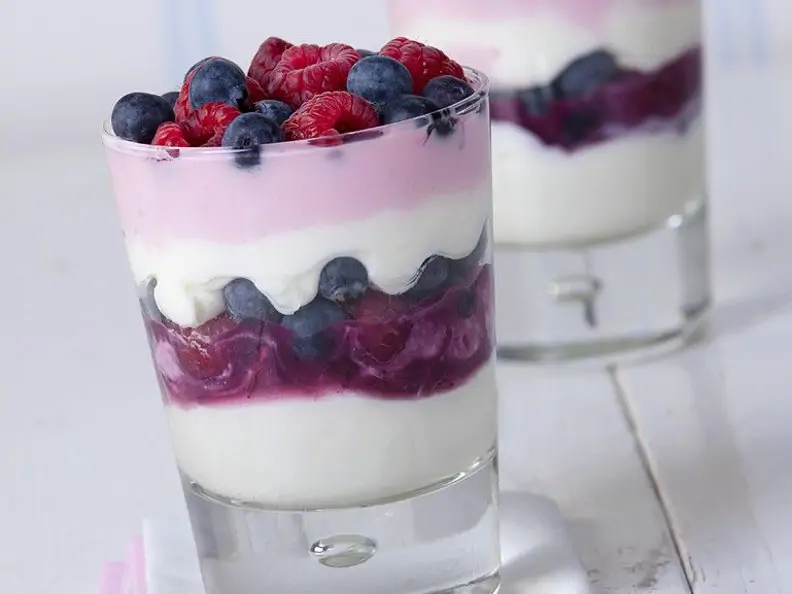 Joghurtcreme mit Beeren