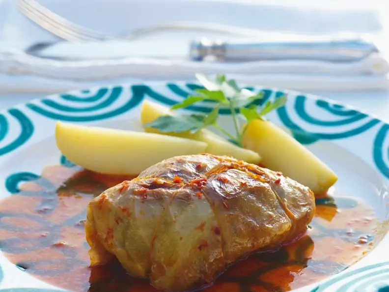 Mit Hackfleisch gefüllte Kohlwickel