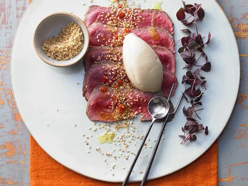 Kurzgebratene Steakstreifen mit Sesam