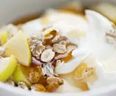 Joghurt mit Haferflocken und Apfel