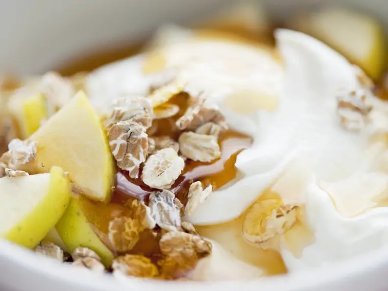 Joghurt mit Haferflocken und Apfel