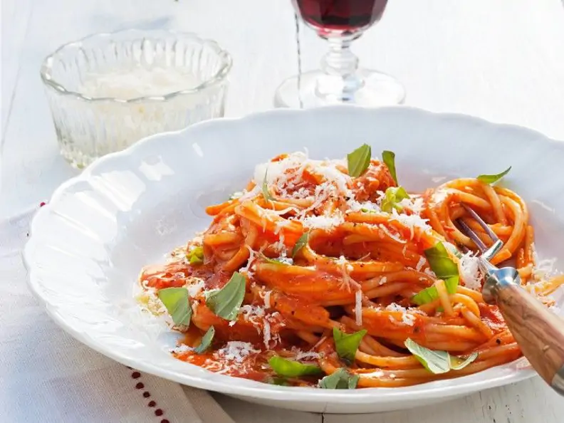 Nudeln mit Tomatensauce