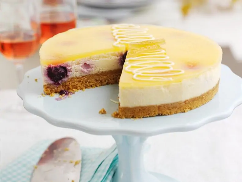 Zitronen-Käsekuchen mit Keksboden