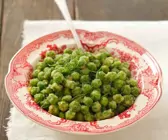 Erbsen mit Orangen-Bröselbutter