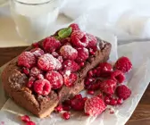 Schokoladenkuchen mit Granatapfel und Beeren