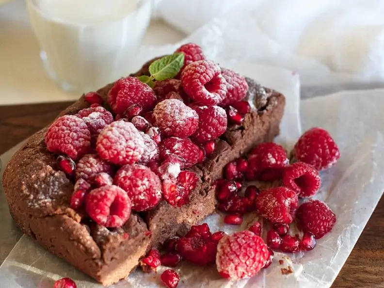 Schokoladenkuchen mit Granatapfel und Beeren