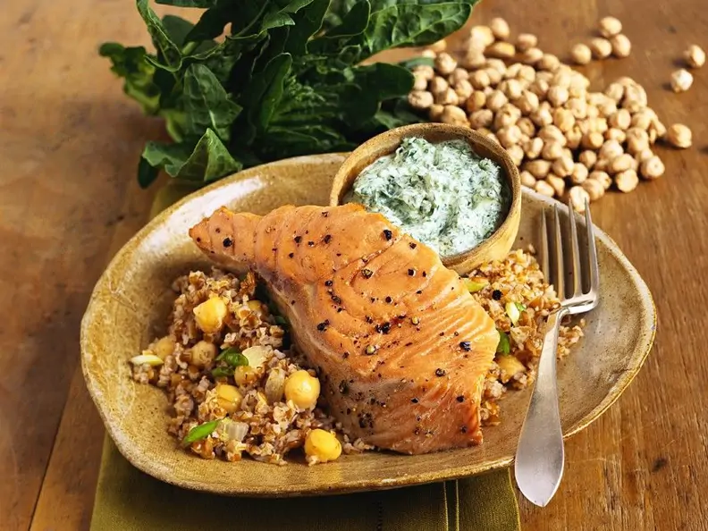 Lachs mit Buchweizen und Kichererbsen