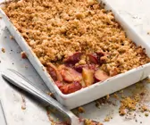 Crumble mit Pflaumen und Nüssen