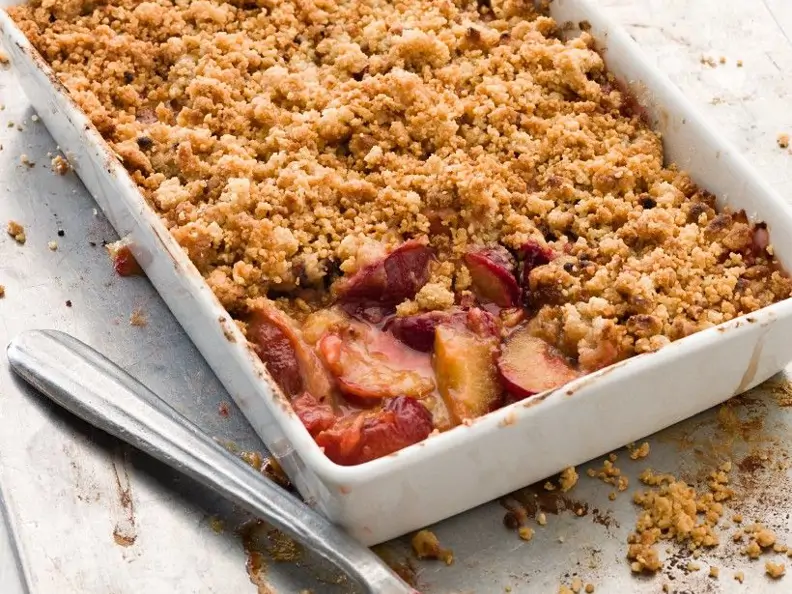 Crumble mit Pflaumen und Nüssen