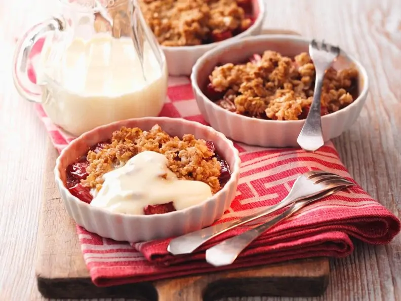 Rhabarber-Crumble mit Joghurt