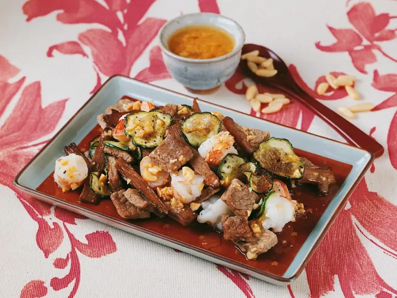 Rindfleisch mit Garnelen und Asia-Dressing