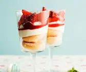 Biskuit-Dessert mit Erdbeeren