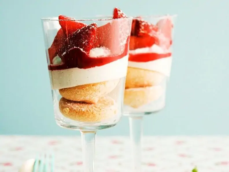 Biskuit-Dessert mit Erdbeeren
