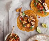 Tortillas mit Lachs und fruchtiger Salsa