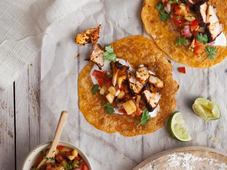Tortillas mit Lachs und fruchtiger Salsa